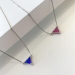 COLAR PEDRA TRIANGULAR EM CORES RODIO