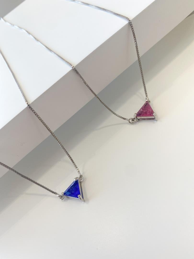 085_4637_produto COLAR PEDRA TRIANGULAR EM CORES RODIO - Imagem 1