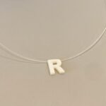 COLAR NYLON MADRE PEROLA INICIAL R